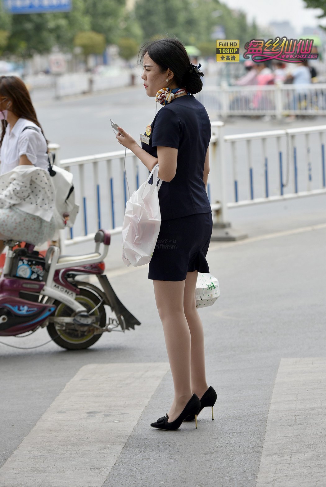 日本高清一区二区三区偷拍白裤凹凸清晰图片-街拍美女-条码图