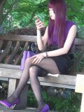 全身紫色,黑色薄丝袜尖头高跟鞋极品尤物